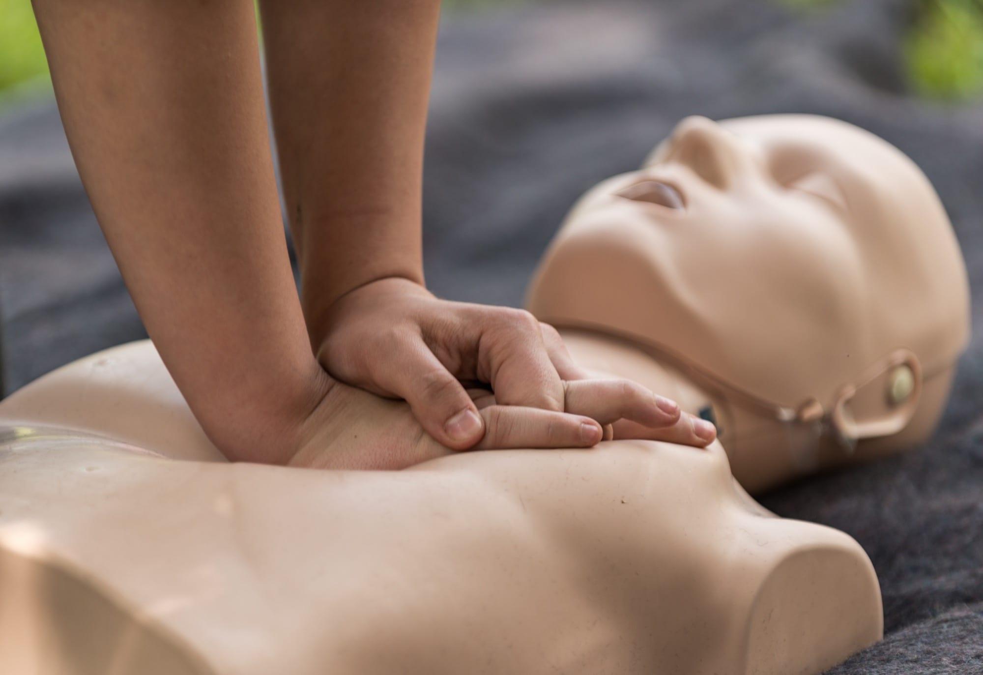 cpr training outdoors reanimation procedure on LNH4UW3 res 5